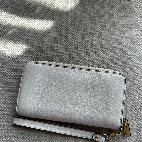 Michael Kors Cream Wallet with strap - Picture 3 of 4
